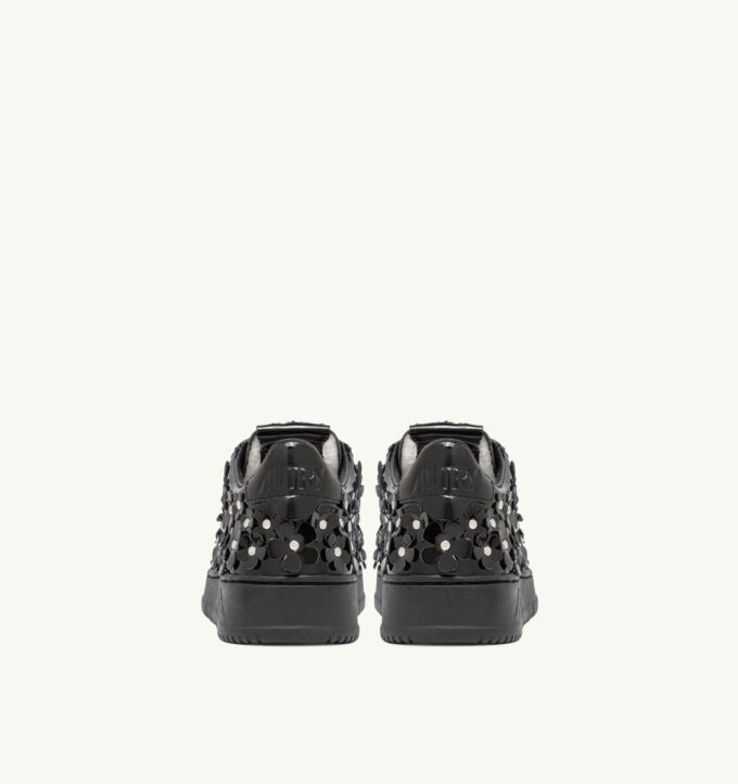 MEDALIST LOW ‚BLOOMING‘ SNEAKER AUS LACKLEDER, FARBE SCHWARZ