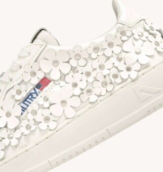 MEDALIST LOW ‚BLOOMING‘ SNEAKER AUS LACKLEDER, FARBE WEISS