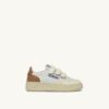MEDALIST LOW KIDSTRIPES SNEAKER IN LEDERFARBE WHISPER WHITE IVORY WHITE AND BROWN SUGAR MEDALIST LOW KIDSTRIPES SNEAKER IN LEDERFARBE WHISPER WHITE IVORY WHITE AND BROWN SUGAR