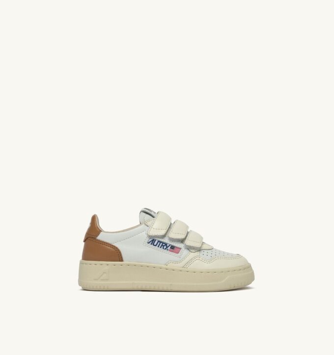 MEDALIST LOW KIDSTRIPES SNEAKER IN LEDERFARBE WHISPER WHITE IVORY WHITE AND BROWN SUGAR MEDALIST LOW KIDSTRIPES SNEAKER IN LEDERFARBE WHISPER WHITE IVORY WHITE AND BROWN SUGAR