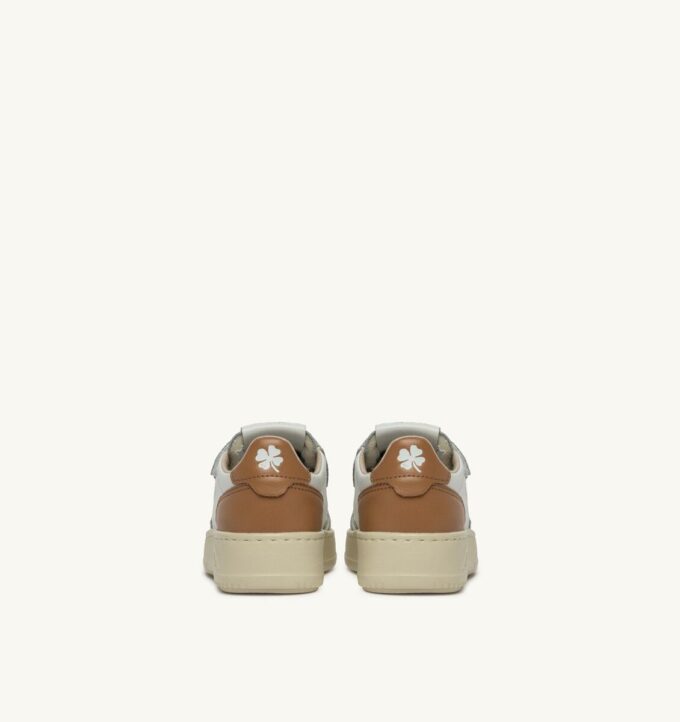 MEDALIST LOW KIDSTRIPES SNEAKER IN LEDERFARBE WHISPER WHITE IVORY WHITE AND BROWN SUGAR MEDALIST LOW KIDSTRIPES SNEAKER IN LEDERFARBE WHISPER WHITE IVORY WHITE AND BROWN SUGAR