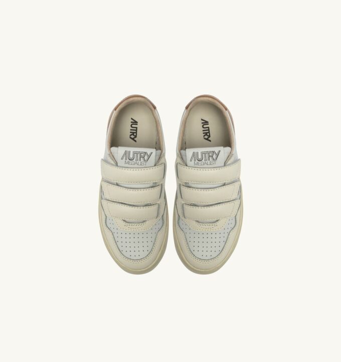 MEDALIST LOW KIDSTRIPES SNEAKER IN LEDERFARBE WHISPER WHITE IVORY WHITE AND BROWN SUGAR MEDALIST LOW KIDSTRIPES SNEAKER IN LEDERFARBE WHISPER WHITE IVORY WHITE AND BROWN SUGAR