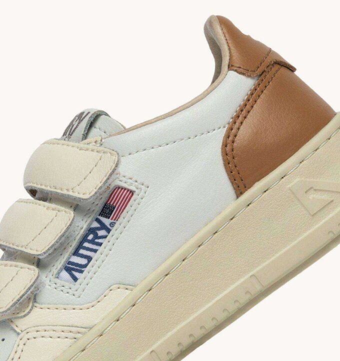 MEDALIST LOW KIDSTRIPES SNEAKER IN LEDERFARBE WHISPER WHITE IVORY WHITE AND BROWN SUGAR MEDALIST LOW KIDSTRIPES SNEAKER IN LEDERFARBE WHISPER WHITE IVORY WHITE AND BROWN SUGAR