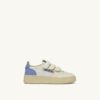 MEDALIST LOW KIDSTRIPES SNEAKER IN LEDERFARBE WHISPER WHITE UND DELLA ROBBIA BLUE MEDALIST LOW KIDSTRIPES SNEAKER IN LEDERFARBE WHISPER WHITE UND DELLA ROBBIA BLUE