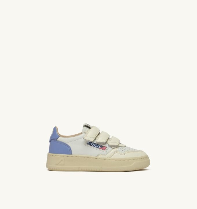 MEDALIST LOW KIDSTRIPES SNEAKER IN LEDERFARBE WHISPER WHITE UND DELLA ROBBIA BLUE MEDALIST LOW KIDSTRIPES SNEAKER IN LEDERFARBE WHISPER WHITE UND DELLA ROBBIA BLUE