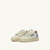 MEDALIST LOW KIDSTRIPES SNEAKER IN LEDERFARBE WHISPER WHITE UND DELLA ROBBIA BLUE MEDALIST LOW KIDSTRIPES SNEAKER IN LEDERFARBE WHISPER WHITE UND DELLA ROBBIA BLUE