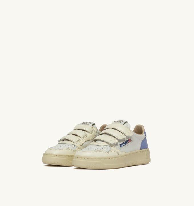 MEDALIST LOW KIDSTRIPES SNEAKER IN LEDERFARBE WHISPER WHITE UND DELLA ROBBIA BLUE MEDALIST LOW KIDSTRIPES SNEAKER IN LEDERFARBE WHISPER WHITE UND DELLA ROBBIA BLUE