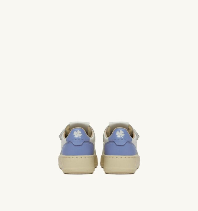 MEDALIST LOW KIDSTRIPES SNEAKER IN LEDERFARBE WHISPER WHITE UND DELLA ROBBIA BLUE MEDALIST LOW KIDSTRIPES SNEAKER IN LEDERFARBE WHISPER WHITE UND DELLA ROBBIA BLUE