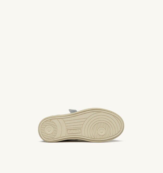MEDALIST LOW KIDSTRIPES SNEAKER IN LEDERFARBE WHISPER WHITE UND DELLA ROBBIA BLUE MEDALIST LOW KIDSTRIPES SNEAKER IN LEDERFARBE WHISPER WHITE UND DELLA ROBBIA BLUE