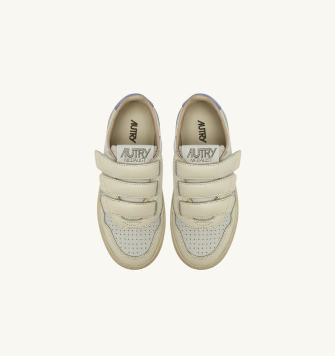 MEDALIST LOW KIDSTRIPES SNEAKER IN LEDERFARBE WHISPER WHITE UND DELLA ROBBIA BLUE MEDALIST LOW KIDSTRIPES SNEAKER IN LEDERFARBE WHISPER WHITE UND DELLA ROBBIA BLUE