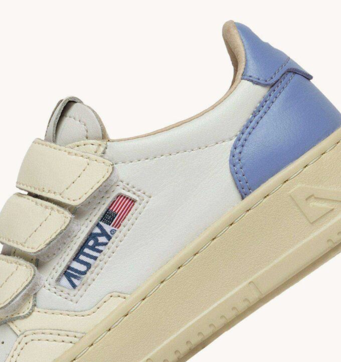 MEDALIST LOW KIDSTRIPES SNEAKER IN LEDERFARBE WHISPER WHITE UND DELLA ROBBIA BLUE MEDALIST LOW KIDSTRIPES SNEAKER IN LEDERFARBE WHISPER WHITE UND DELLA ROBBIA BLUE