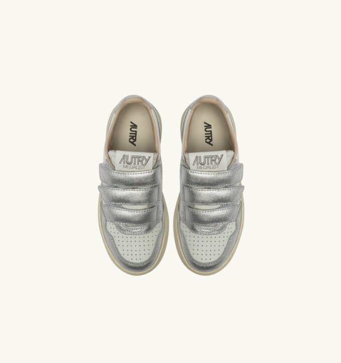 MEDALIST LOW KIDSTRIPES SNEAKER ZWEIFARBIG IN LEDERFARBE WEISS UND SILBER MEDALIST LOW KIDSTRIPES SNEAKER ZWEIFARBIG IN LEDERFARBE WEISS UND SILBER