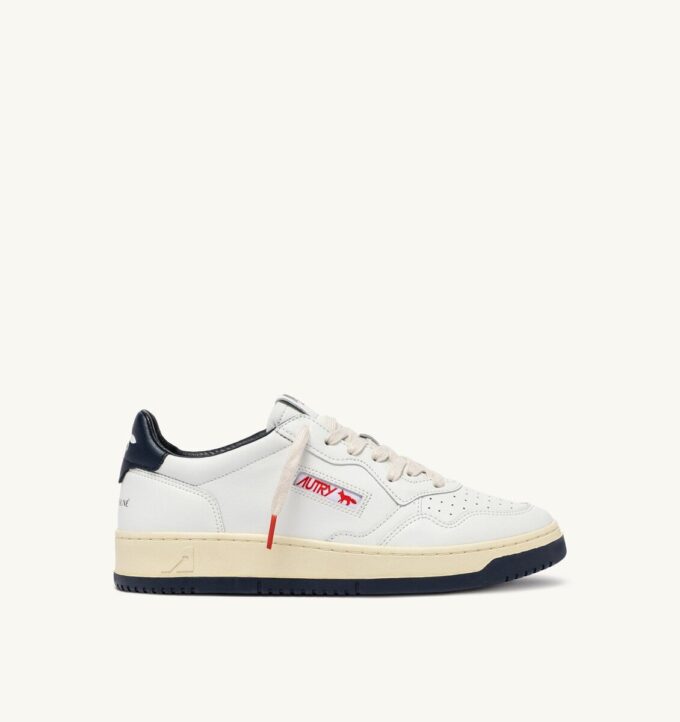 MEDALIST LOW ‚MAISON KITSUNÉ‘ SNEAKER AUS WEISSEM UND BLAUEM LEDER MEDALIST LOW ‚MAISON KITSUNÉ‘ SNEAKER AUS WEISSEM UND BLAUEM LEDER