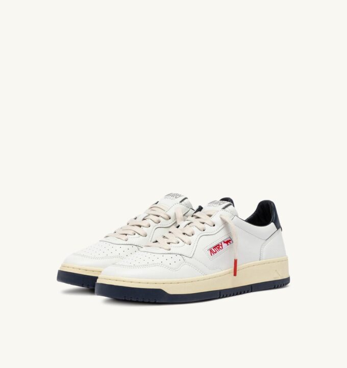 MEDALIST LOW ‚MAISON KITSUNÉ‘ SNEAKER AUS WEISSEM UND BLAUEM LEDER MEDALIST LOW ‚MAISON KITSUNÉ‘ SNEAKER AUS WEISSEM UND BLAUEM LEDER