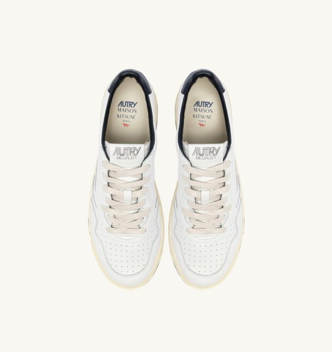 MEDALIST LOW ‚MAISON KITSUNÉ‘ SNEAKER AUS WEISSEM UND BLAUEM LEDER MEDALIST LOW ‚MAISON KITSUNÉ‘ SNEAKER AUS WEISSEM UND BLAUEM LEDER