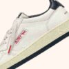 MEDALIST LOW ‚MAISON KITSUNÉ‘ SNEAKER AUS WEISSEM UND BLAUEM LEDER MEDALIST LOW ‚MAISON KITSUNÉ‘ SNEAKER AUS WEISSEM UND BLAUEM LEDER