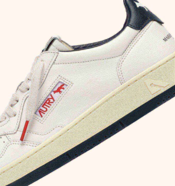 MEDALIST LOW ‚MAISON KITSUNÉ‘ SNEAKER AUS WEISSEM UND BLAUEM LEDER MEDALIST LOW ‚MAISON KITSUNÉ‘ SNEAKER AUS WEISSEM UND BLAUEM LEDER