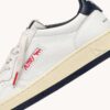 MEDALIST LOW ‚MAISON KITSUNÉ‘ SNEAKER AUS WEISSEM UND BLAUEM LEDER MEDALIST LOW ‚MAISON KITSUNÉ‘ SNEAKER AUS WEISSEM UND BLAUEM LEDER