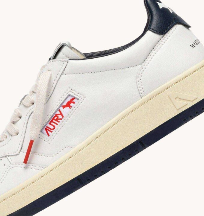 MEDALIST LOW ‚MAISON KITSUNÉ‘ SNEAKER AUS WEISSEM UND BLAUEM LEDER MEDALIST LOW ‚MAISON KITSUNÉ‘ SNEAKER AUS WEISSEM UND BLAUEM LEDER