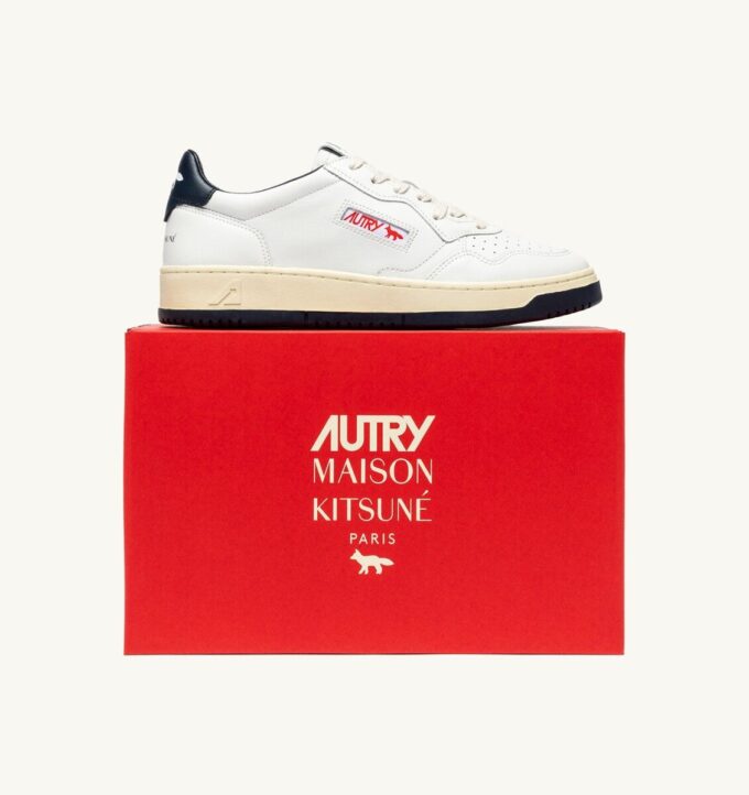 MEDALIST LOW ‚MAISON KITSUNÉ‘ SNEAKER AUS WEISSEM UND BLAUEM LEDER MEDALIST LOW ‚MAISON KITSUNÉ‘ SNEAKER AUS WEISSEM UND BLAUEM LEDER