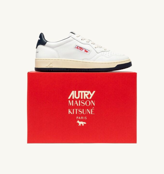 MEDALIST LOW ‚MAISON KITSUNÉ‘ SNEAKER AUS WEISSEM UND BLAUEM LEDER MEDALIST LOW ‚MAISON KITSUNÉ‘ SNEAKER AUS WEISSEM UND BLAUEM LEDER