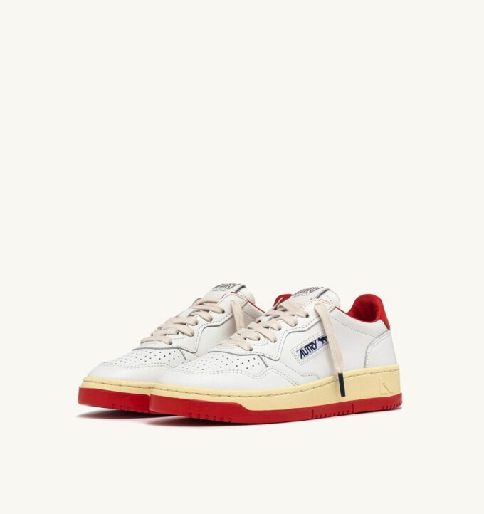 MEDALIST LOW ‚MAISON KITSUNÉ‘ SNEAKER AUS WEISSEM UND TONROTEM LEDER