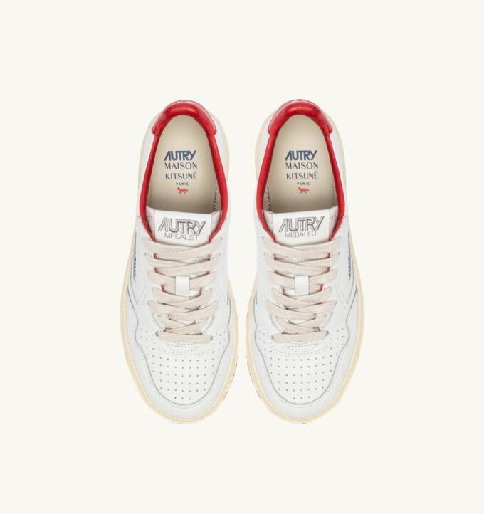 MEDALIST LOW ‚MAISON KITSUNÉ‘ SNEAKER AUS WEISSEM UND TONROTEM LEDER