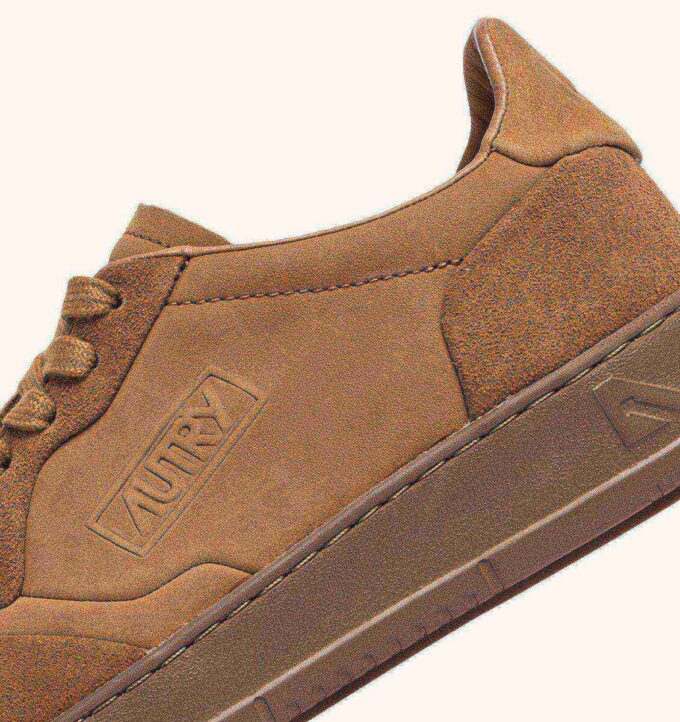 MEDALIST LOW SNEAKER AUS BRAUNEN SUGAR NUBUKLEDER UND WILDLEDER MEDALIST LOW SNEAKER AUS BRAUNEN SUGAR NUBUKLEDER UND WILDLEDER