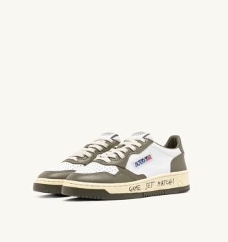 MEDALIST LOW SNEAKER AUS LEDER, FARBE WEISS UND COVERT GRÜN MIT SCHRIFTZUG