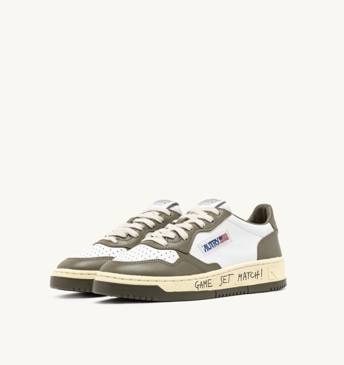 MEDALIST LOW SNEAKER AUS LEDER, FARBE WEISS UND COVERT GRÜN MIT SCHRIFTZUG