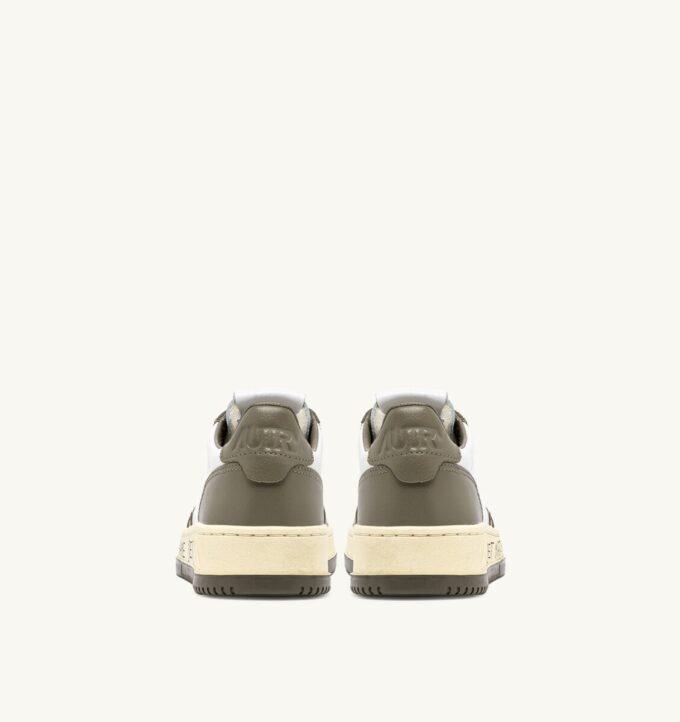 MEDALIST LOW SNEAKER AUS LEDER, FARBE WEISS UND COVERT GRÜN MIT SCHRIFTZUG