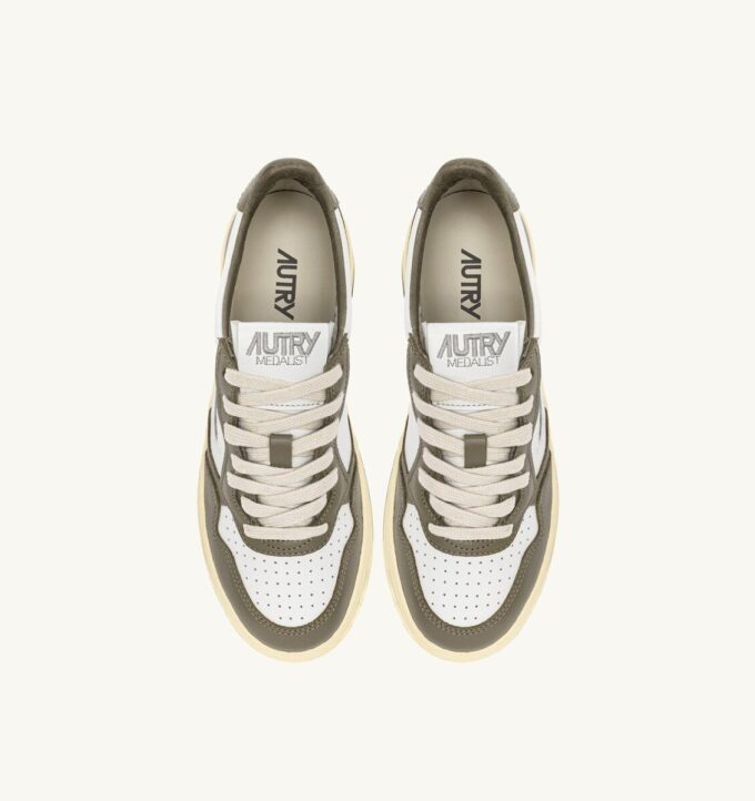 MEDALIST LOW SNEAKER AUS LEDER, FARBE WEISS UND COVERT GRÜN MIT SCHRIFTZUG MEDALIST LOW SNEAKER AUS LEDER, FARBE WEISS UND COVERT GRÜN MIT SCHRIFTZUG