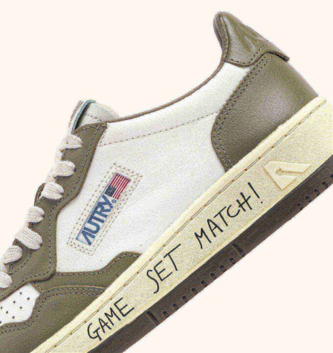 MEDALIST LOW SNEAKER AUS LEDER, FARBE WEISS UND COVERT GRÜN MIT SCHRIFTZUG MEDALIST LOW SNEAKER AUS LEDER, FARBE WEISS UND COVERT GRÜN MIT SCHRIFTZUG