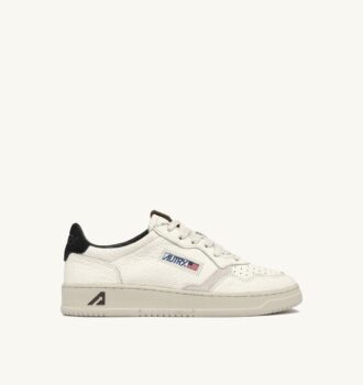 MEDALIST LOW SNEAKER AUS LEDER MIT SCHWARZEN UND TANNENZAPF-DETAILS