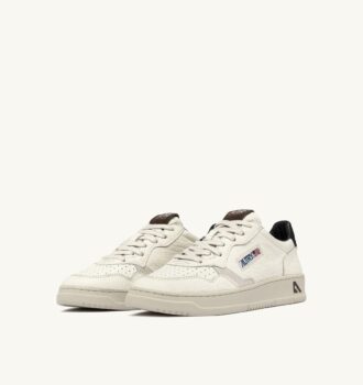 MEDALIST LOW SNEAKER AUS LEDER MIT SCHWARZEN UND TANNENZAPF-DETAILS