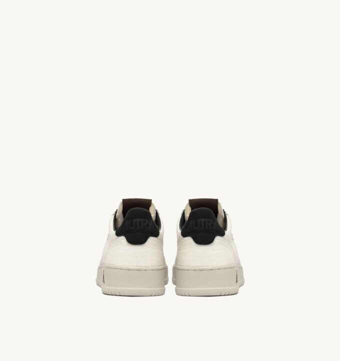 MEDALIST LOW SNEAKER AUS LEDER MIT SCHWARZEN UND TANNENZAPF-DETAILS MEDALIST LOW SNEAKER AUS LEDER MIT SCHWARZEN UND TANNENZAPF-DETAILS