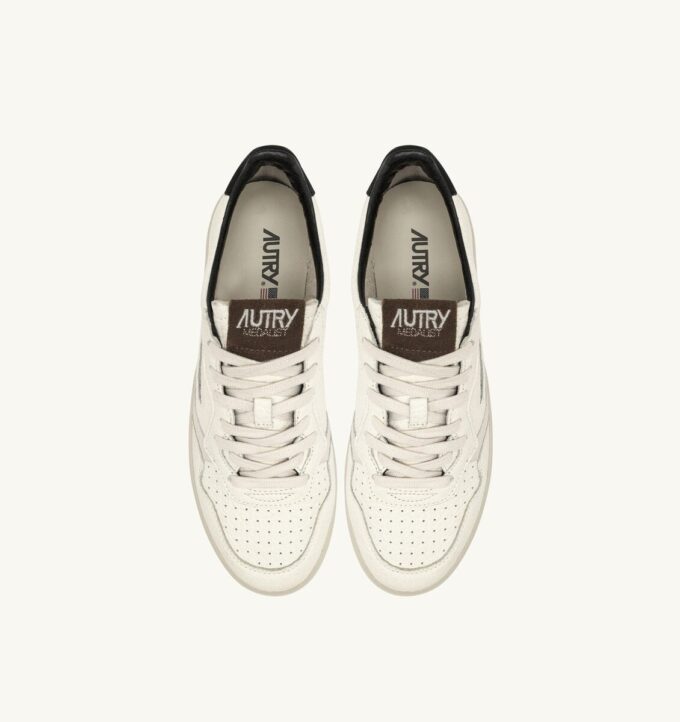 MEDALIST LOW SNEAKER AUS LEDER MIT SCHWARZEN UND TANNENZAPF-DETAILS MEDALIST LOW SNEAKER AUS LEDER MIT SCHWARZEN UND TANNENZAPF-DETAILS