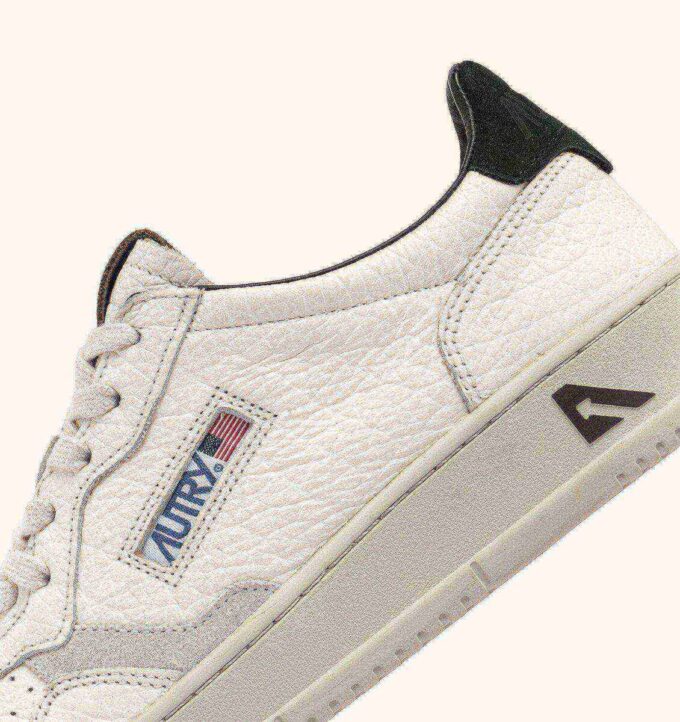 MEDALIST LOW SNEAKER AUS LEDER MIT SCHWARZEN UND TANNENZAPF-DETAILS MEDALIST LOW SNEAKER AUS LEDER MIT SCHWARZEN UND TANNENZAPF-DETAILS