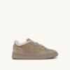 MEDALIST LOW SNEAKER AUS NUBUKLEDER, WILDLEDER UND LAMMFUTTER, FARBE LONDON FOG