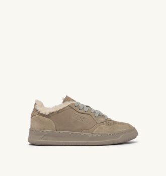 MEDALIST LOW SNEAKER AUS NUBUKLEDER, WILDLEDER UND LAMMFUTTER, FARBE LONDON FOG