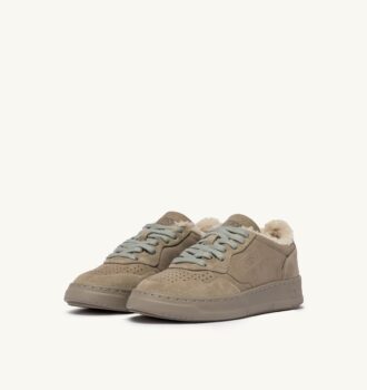 MEDALIST LOW SNEAKER AUS NUBUKLEDER, WILDLEDER UND LAMMFUTTER, FARBE LONDON FOG