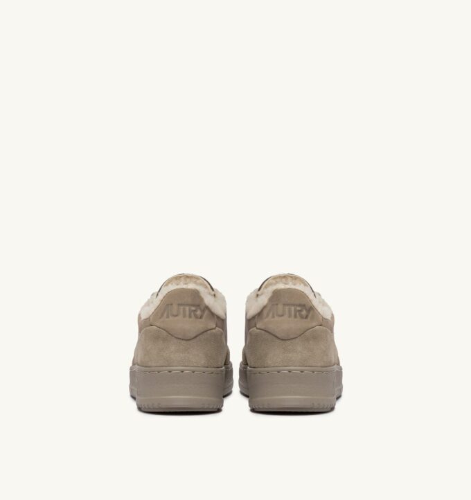 MEDALIST LOW SNEAKER AUS NUBUKLEDER, WILDLEDER UND LAMMFUTTER, FARBE LONDON FOG