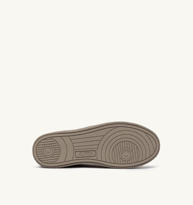 MEDALIST LOW SNEAKER AUS NUBUKLEDER, WILDLEDER UND LAMMFUTTER, FARBE LONDON FOG