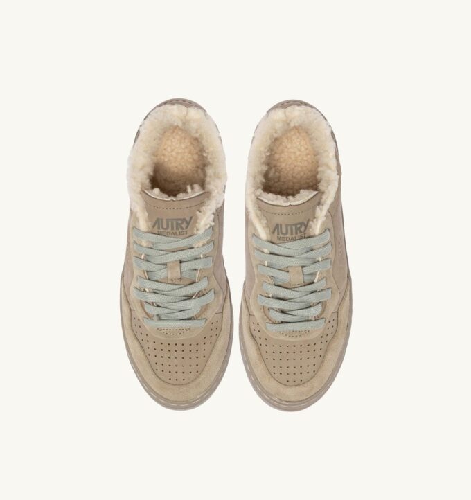 MEDALIST LOW SNEAKER AUS NUBUKLEDER, WILDLEDER UND LAMMFUTTER, FARBE LONDON FOG