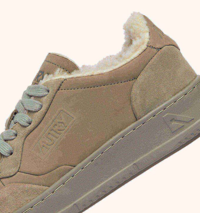 MEDALIST LOW SNEAKER AUS NUBUKLEDER, WILDLEDER UND LAMMFUTTER, FARBE LONDON FOG