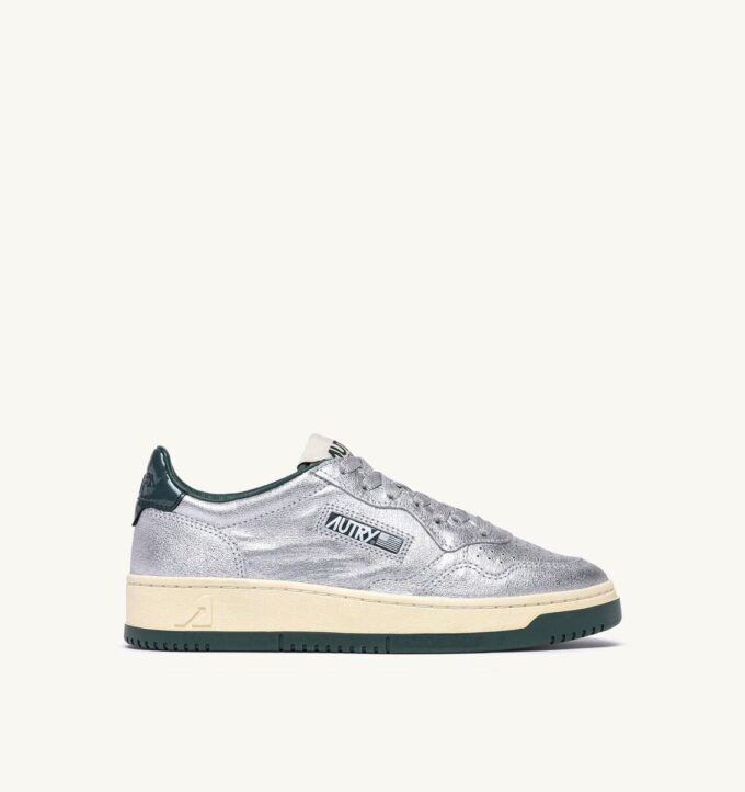 MEDALIST LOW SNEAKER AUS SILBER- UND FLASCHENMETAILLIERTEM LEDER MEDALIST LOW SNEAKER AUS SILBER- UND FLASCHENMETAILLIERTEM LEDER