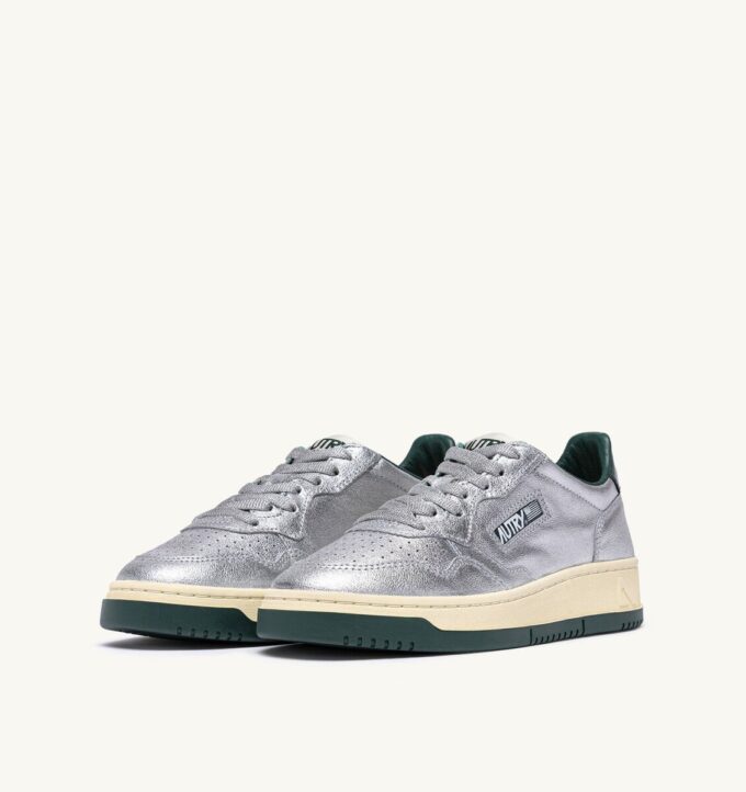 MEDALIST LOW SNEAKER AUS SILBER- UND FLASCHENMETAILLIERTEM LEDER MEDALIST LOW SNEAKER AUS SILBER- UND FLASCHENMETAILLIERTEM LEDER