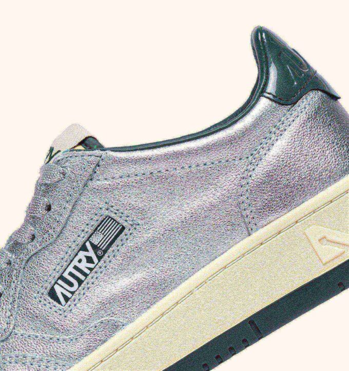 MEDALIST LOW SNEAKER AUS SILBER- UND FLASCHENMETAILLIERTEM LEDER MEDALIST LOW SNEAKER AUS SILBER- UND FLASCHENMETAILLIERTEM LEDER