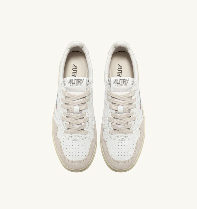 MEDALIST LOW SNEAKER AUS WEISSEM LEDER UND BEIGEM WILDLEDER MEDALIST LOW SNEAKER AUS WEISSEM LEDER UND BEIGEM WILDLEDER