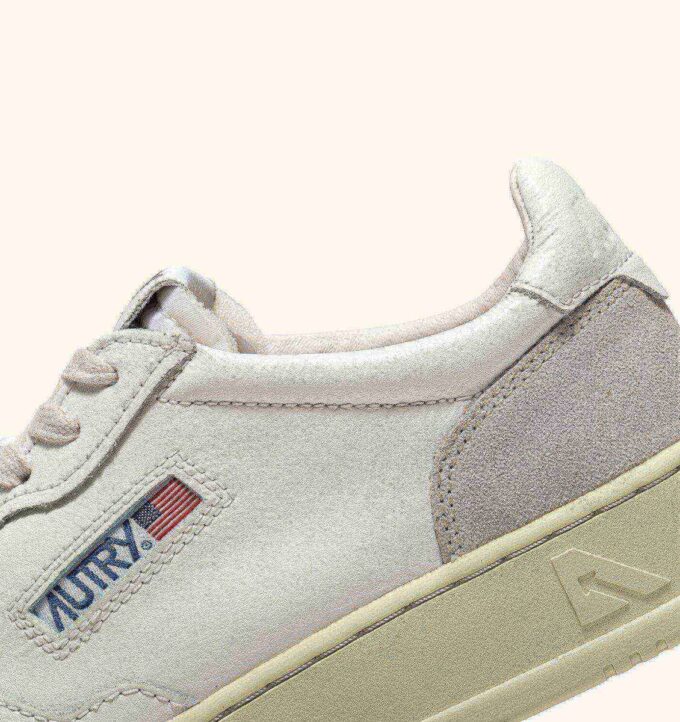 MEDALIST LOW SNEAKER AUS WEISSEM LEDER UND BEIGEM WILDLEDER MEDALIST LOW SNEAKER AUS WEISSEM LEDER UND BEIGEM WILDLEDER